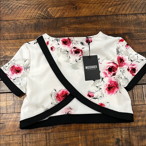 Missguided White and Red Boxy Crop Blouse Short Sleeve - Picture 3 of 3